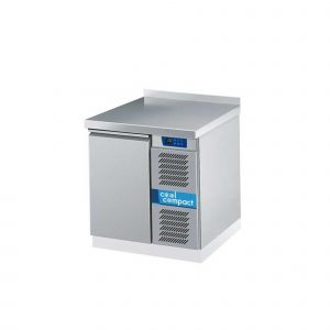 Table frigorifique GN1/1 Profondeur : 700 mm Hauteur du corps : 700 mm 1 porte